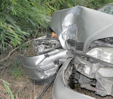Norocosul! A intrat cu maşina într-un copac şi a scăpat cu răni uşoare
